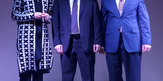 Protokolden, ’Kur’an-ı Kerim’i Güzel Okuma Yarışmasında Birinci Olan Öğrenciye Ödül