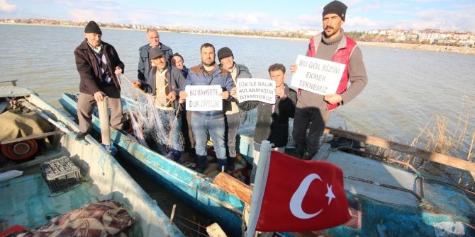Balıkçılar Göl Üzerinde Şokla Avlanmayı Protesto Etti