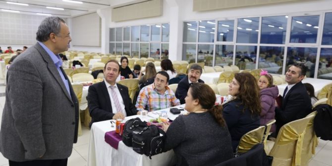 Burhaniye’de Belediye Sağlıkçıları Yemekte Buluşturdu