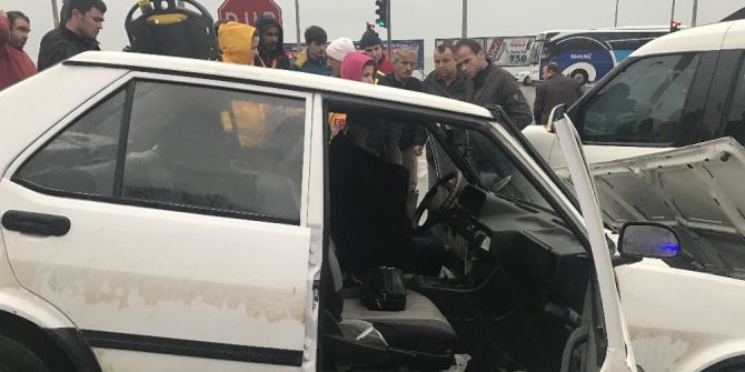 Refüjü Aşan Otomobil, Kırmızı Işıkta Bekleyen Otomobile Çarptı.