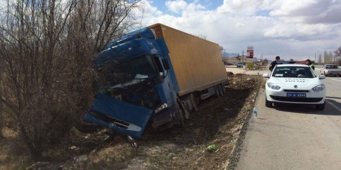 Yoldan Çıkan Çekiciyi Devrilmekten Ağaçlar Engelledi