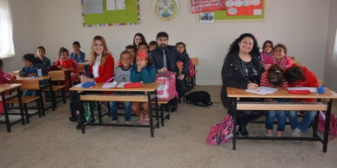Şanlıurfa Kırsalındaki Okula Kırtasiye Yardımı