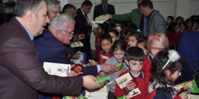 Öğrencilere Elma Dağıtıldı