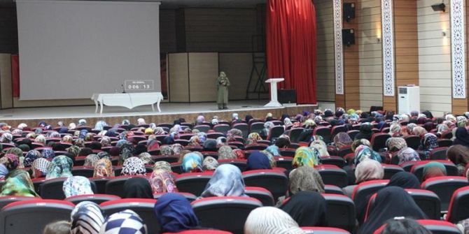 İslam Ve Değer Bağlamında Kadın Konulu Konferans Düzenlendi