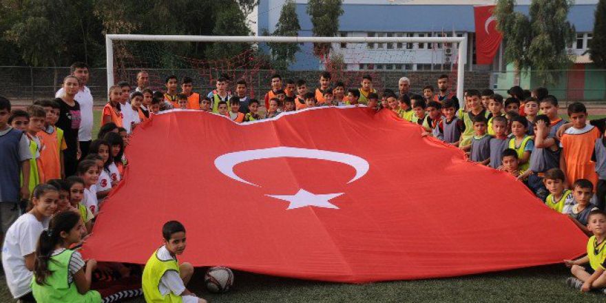 Cizreli Minik Sporculardan ‘Darbe Girişimine’ Bayraklı Protesto