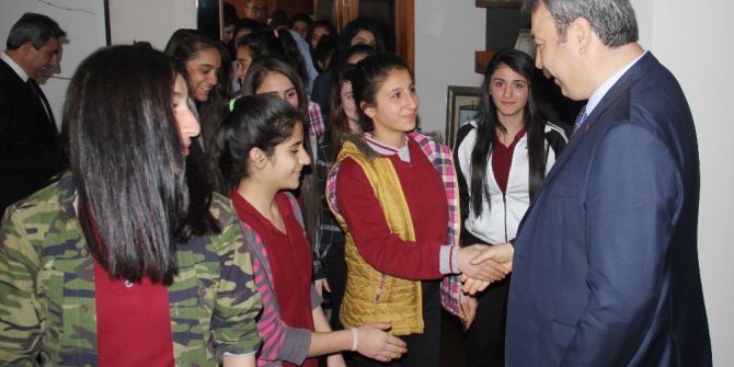 Öğrenciler ’Osman Abi’leri İle Fotoğraf Çektirmek İçin Birbiriyle Yarıştı