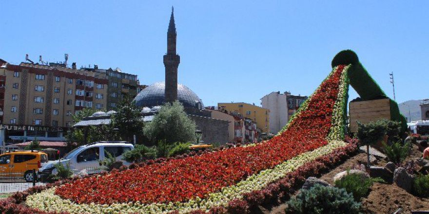 Darbe Girişimine Çiçekli Top Arabasıyla Tepki