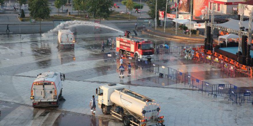 Sakarya Kent Meydanı Her Sabah Yıkanıyor
