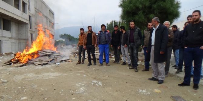 Parasını Alamadığını İddia Eden İşçiler Ateş Yakarak Eylem Yaptı