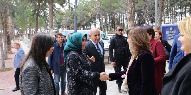 Dışişleri Bakan Eşlerinden Eşleri Dayanışma Derneğinden Kilise Ziyaret