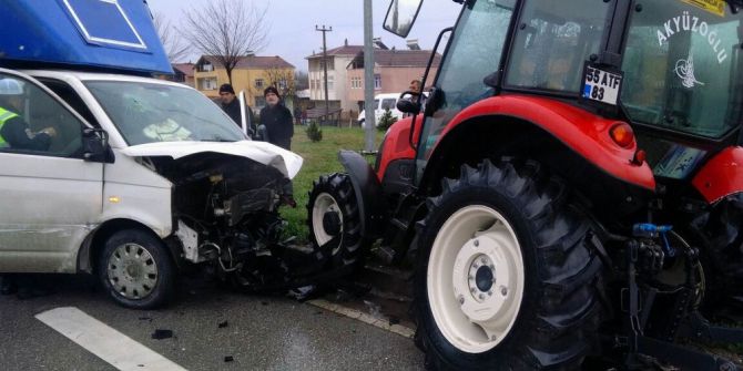 Samsun’da Kamyonet İle Traktör Çarpıştı: 2 Yaralı