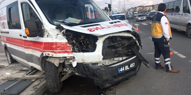 Hasta Taşıyan Ambulans Kaza Yaptı: 6 Yaralı