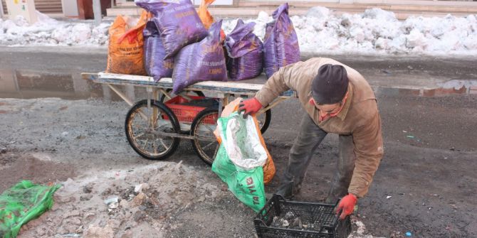 İşsiz Baba Yanmış Kömürleri Toplayıp Yakmak İçin Evine Götürüyor