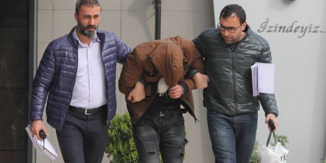 Kırık Kolla 10 Dakikada 5 Yazıhaneyi Soydu