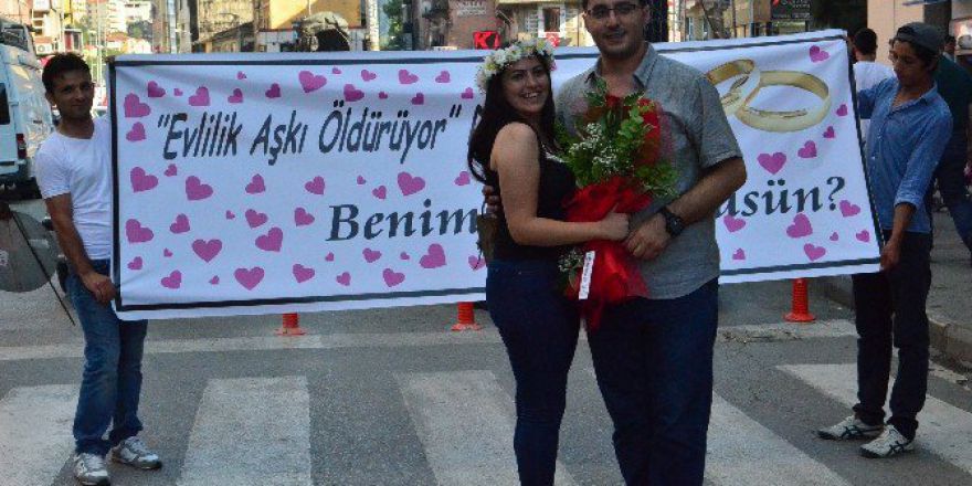 Cadde Ortasında Sürpriz Evlenme Teklifi