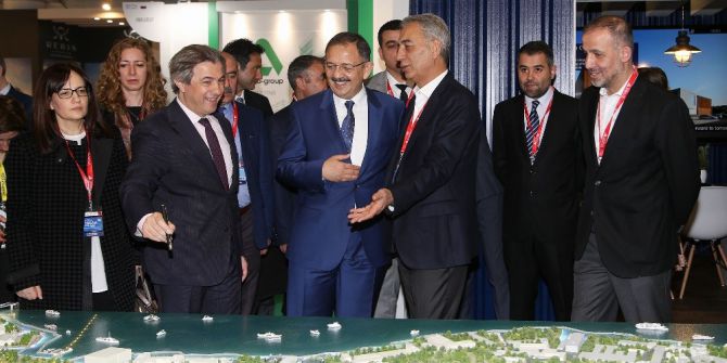 Bakan Özhaseki, Beyoğlu Standını Ziyaret Etti