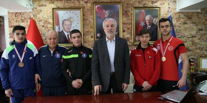 Başarılı Sporcular Altınla Ödüllendirildi