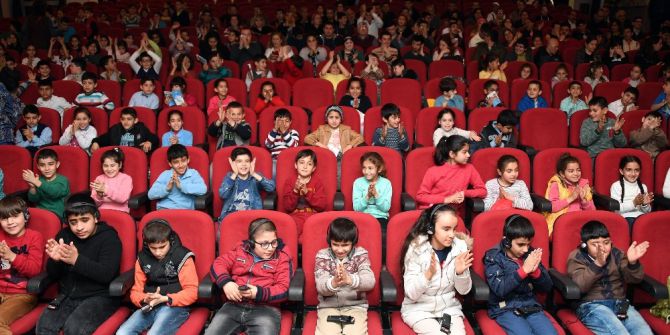 Büyükşehir Belediyesi, İşitme Ve Görme Engelli Öğrencileri Sinemaya Götürdü