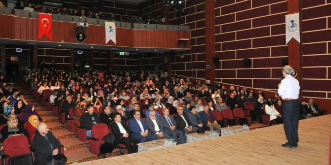 Akşehir’de "Aile Ve Gençlik Eğitimi" Konferansı