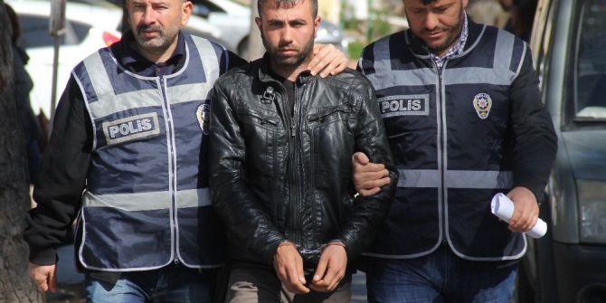 Altınlarını Vermeyen Eşini Vurdu