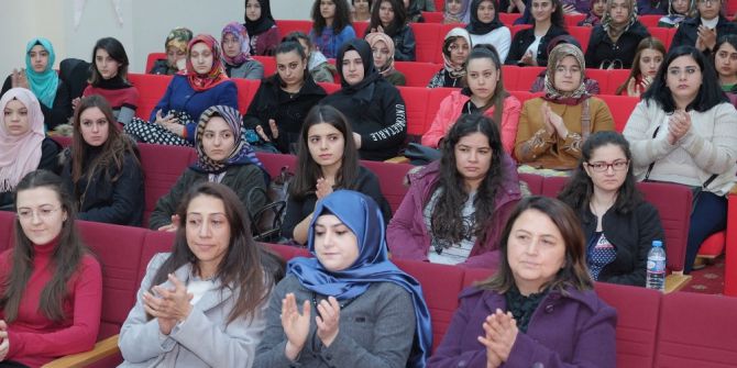 Üniversitede Çocuk Gelişimi Ve Eğitimi Konferansı