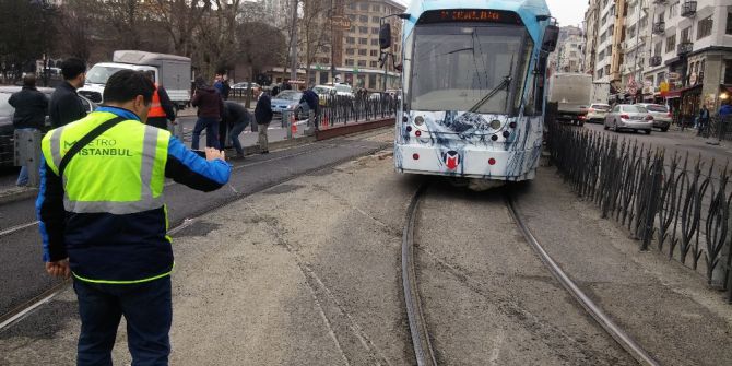Sirkeci’de Tramvay Raydan Çıktı