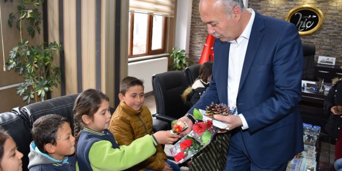 Belediye Başkanını Duygulandıran Mektuplar