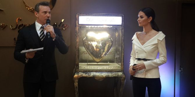600 Bin Lira Değerindeki Altından Kalp Fuara Damga Vurdu