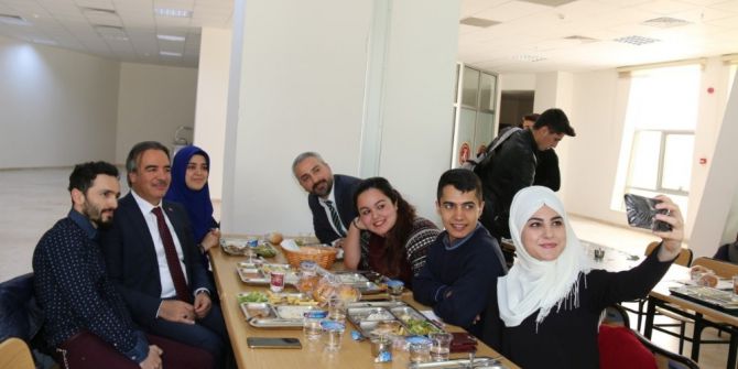 Rektör Prof. Dr. Mazhar Bağlı, Öğrencilerle Yemekte Bir Araya Geldi