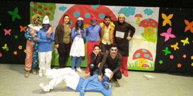 Hakkari’de ‘Şirinler’ Oyunu Sahnelendi