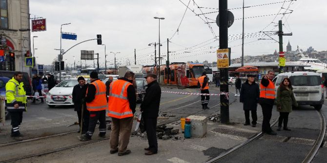 Sirkecide Tramvay İkinci Kez Raydan Çıktı