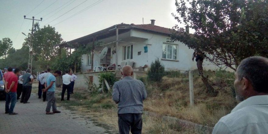 Şizofren Genç, Annesini Ve Babasını Öldürdü