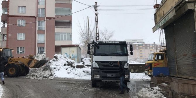 Muş’ta Kar Taşıma Çalışmaları Devam Ediyor