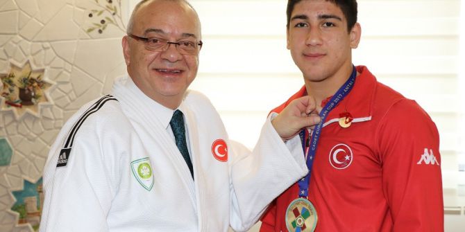 Manisa’yı Gururlandıran Sporculara Övgü