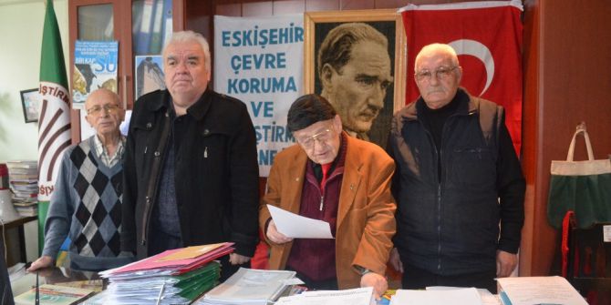 Belediyeler Sigara İzmaritlerini Toplamak İçin İşçi Almak Zorunda Kalıyor