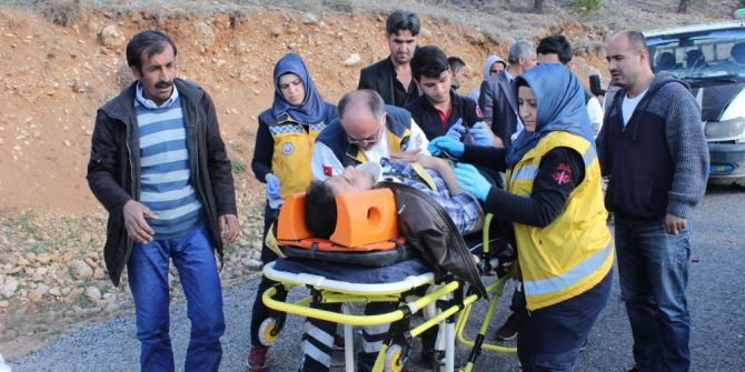 Motosikletle Kamyonet Çarpıştı: 1’i Ağır 2 Yaralı