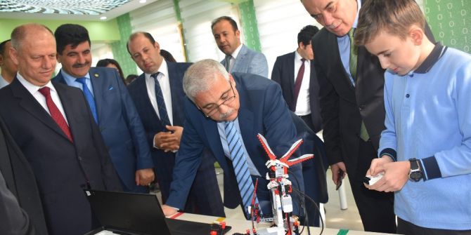 Vali Güvençer, ’Kodla(ma)nisa’ Atölyesinde