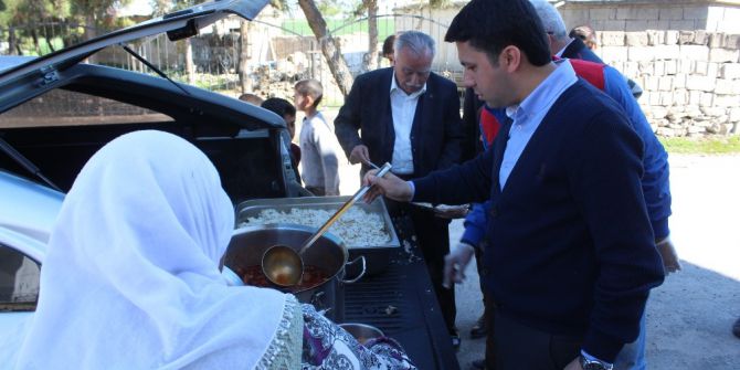 Samsat Kaymakamı Yıldırım Depremzedelere Yemek Dağıttı