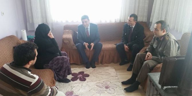 Kaymakam Öztürk, Şehit Ailelerini Ziyaret Etti