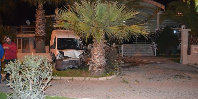 Alkollü Sürücü Cami Duvarına Çarptı