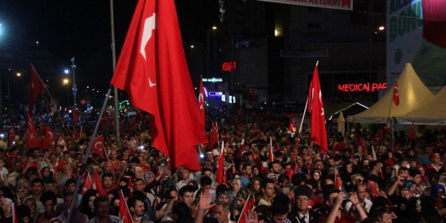 Meydanlarda Demokrasi Nöbeti Devam Ediyor