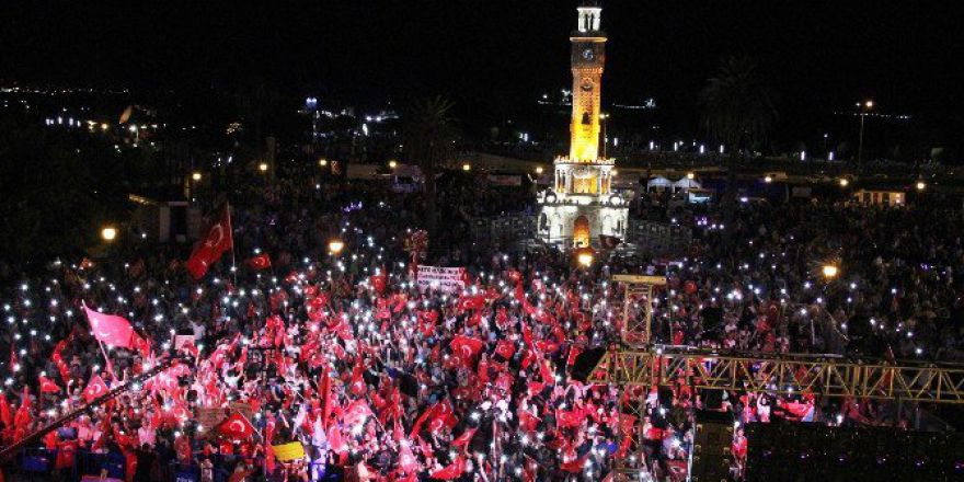 İzmirliler 12 Gündür Demokrasi Nöbetinde
