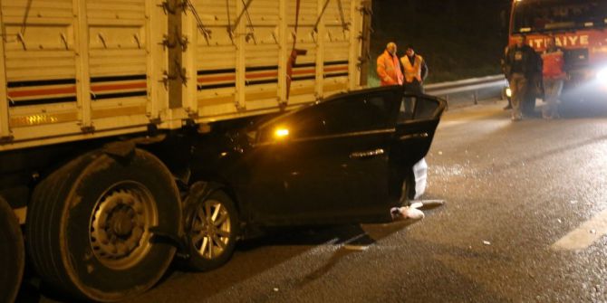 Sakarya’da Otomobil Tırın Altına Girdi: 1 Ölü, 6 Yaralı
