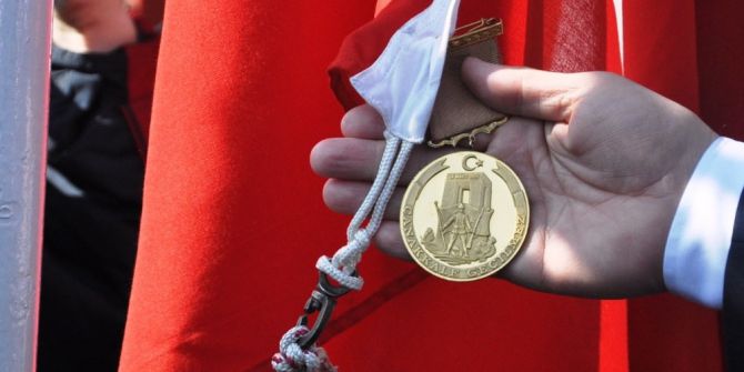 ‘Çanakkale Geçilmez’ Yazılı Altın Madalya, Türk Bayrağıyla Buluşacak