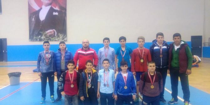 İzmitli Güreşçilerden Büyük Başarı