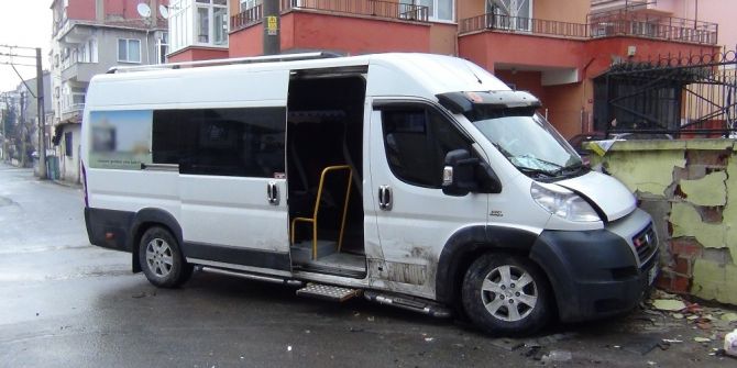 Öğrenci Servisi Duvara Çarptı: 3 Yaralı