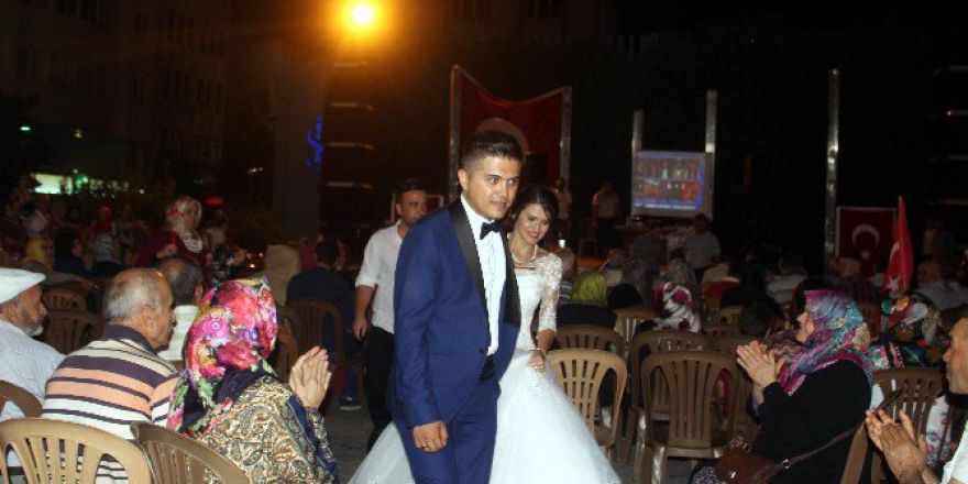 Manisa’da Gelin Ve Damat Demokrasi Nöbetine Koştu