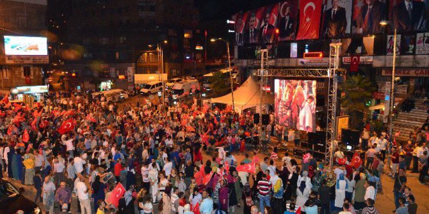 Demokrasi Nöbetinde Erdoğan’a Alkış Yağmuru