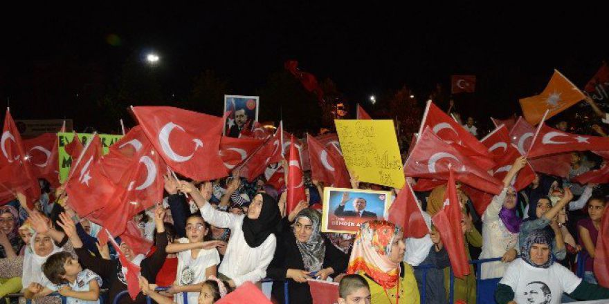 Diyarbakır’da Demokrasi Nöbeti Devam Ediyor