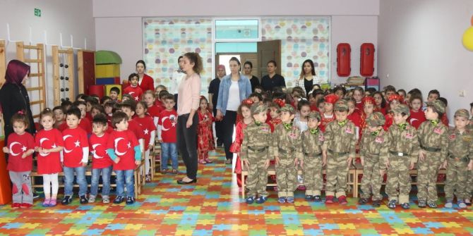 Akhisarlı Minikler Şehitleri Andı